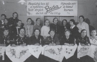 Julie (sedící vlevo) matka Magdy, ještě za svobodna, chodí do kurzu šití, Stropkov 1940