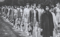 Magda (5. řada vlevo na kraji) cvičí na spartakiádě v Prešově, 1960
