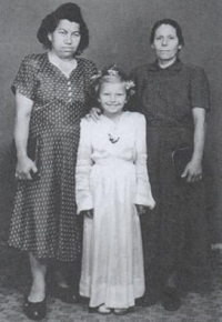 Magda u prvního svatého přijímání s maminkou (vlevo) a tetou, Stropkov 1953 