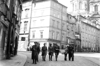 Slavná fotografie z konce Pražského povstání. Zdeněk Vltavský jako československý parlamentář vede 8. května 1945 Karmelitskou ulicí velitele pražské německé posádky gen. Rudolfa Toussainta do Bartolomějské ulice k podpisu německé kapitulace v Praze