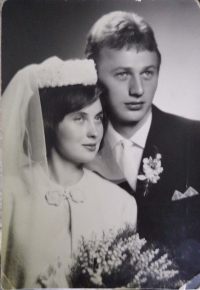 Svadobná fotografia s manželkou Annou Kmetíkovou rod. Krogmannovou (1964)