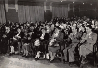 Třetí zleva babička Rela, vedle ní Hana Benešová a dále Alice Masaryková, Praha Smíchov, schůze 1947 