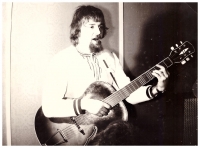 Po rozpadu skupiny Dominant se Miroslav Kučera realizoval jako sólový písničkář mládežnických klubů v Adamově, Blansku i Brně (1974)