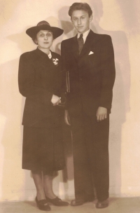 Babička Rela se synem Miroslavem, Praha 1942