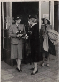 Vzadu vpravo Danina matka Zdena, před ní Hana Benešová, vlevo vpředu Alice Masaryková, Praha asi 1938