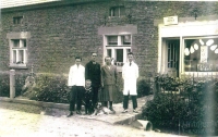 The Ulrich family barbershop in Pozdeň. The parents with little Jaroslav 