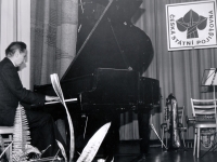 Karel Pexidr hraje na oslavě ROH v roce 1979