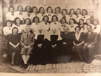 Druhý ročník kláštornej obchodnej školy 1942/43 (Lívia v 3.rade v strede)