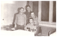 Miroslav Kučera na internátním pokoji v Karviné se svými spolubydlícími