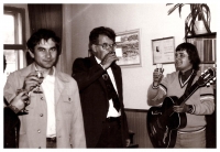 Společenské setkání v Blansku, Miroslav Kučera s kytarou, vlevo s pozvednutou skleničkou stojí František Korvas, který se po revoluci stal ředitelem vyškovského muzea
