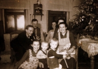Kompletní rodina Marie Veselé (ona vpředu nalevo)
