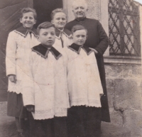 After the family was forcibly moved to the Frýdlant Salient, Bedřich Hanauer Jr. served as an altar boy both in Andělka and in the neighbouring village (front row, first from the right)