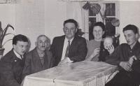 The whole Hanauer family in Andělka. From the left: the witness, Bedřich Hanauer Jr.; his uncle František; his father, Bedřich Hanauer Sr.; his mother Růžena holding her grandchild by her daughter Marie; his brother Milan
