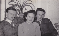 From the left: witness Bedřich Hanauer Jr.; his mother Růžena; brother Milan
