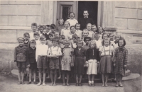 Bedřich Hanauer Jr. at the village school in Andělka (uppermost row, third from the left, wearing a dark jumper)