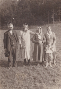 In Radňov. Bedřicha Hanauer Jr.'s grandparents on the left