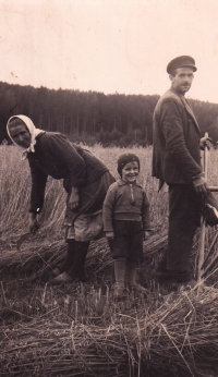 Friedrich with parents on the field 1940