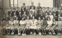 Gymnázium v Prešove (Hilda v spodnom rade štvrtá zľava)