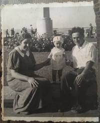 Hilda with parents in Tel Aviv in 1935