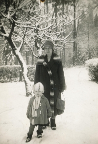 With mummy in 1928