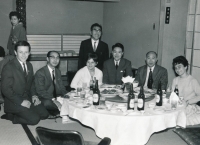 1964, Tokio, po zisku stříbrné medaile, vlevo: Přemysl Krbec, uprostřed: Jaroslava Šímová, roz. Sedláčková, vpravo: Adolfína Tačová