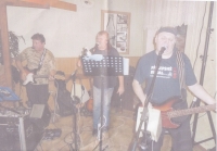 Vystoupení s kapelou Ne Bo Co (Jaroslav Mikeš uprostřed)