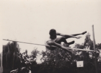 Jan Jurkas při skoku vysokém na způsob "horajn" dokázal jako dorostenec zdolat výšku 180cm 