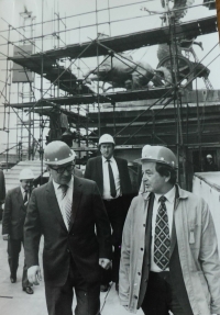 Josef Šnejdar provádí předsedu vlády ČSSR Lubomíra Štrougala při rekonstrukci Národního divadla (1981-1983)