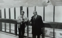 Josef Šnejdar (vlevo) jako vedoucí inženýr staveništního závodu pro výstavbu Paláce kultury národního podniku Průmstav