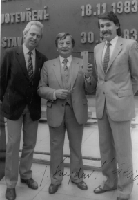  Josef Šnejdar (uprostřed) při otevření Národního divadla po rekonstrukci 18. listopadu 1983