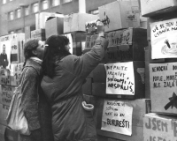 Students writing messages and slogans on the paper wall, photo by Blanka Steunerová; the final days of 1989 