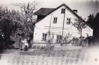 Familie Reithmeier vor ihrem Haus