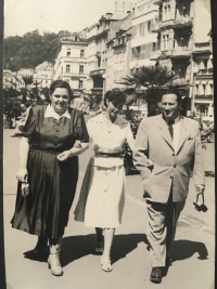 Hilda s rodičmi v Karlových Varoch 1952