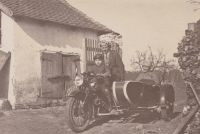 Příjezd do hospodářství. Na motorce sedí otec Zdeněk Tuček a babička Marie s dědou Václavem