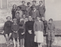 With the priest in Andělka. In top row, there are all four altar boys with Bedřich Hanauer junior among them.
