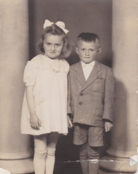Bedřich Hanauer Jr. with his older sister Marie