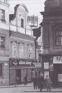 House No. 157, which Alois Koref bought in Dolní Street in Německý Brod at the end of the 1990s. During his studies at the grammar school, Josef Toufar also rented this place/ Photo: Jews in the Havlíčkův Brod region (Michal Kamp, Alena Šarounová) 
