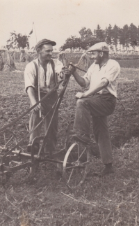 Bedřich Hanauer senior (left) in a friendly discussion with farmer Šimek