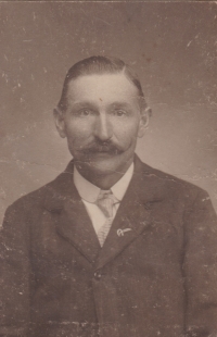 Witness' grandfather, František Hanauer, b. 1865. He owned the estate in Radňov since he had been 25 years old