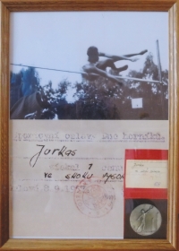 Diplom Jana Jurkase za 1. místo ve skoku vysokém z roku 1957
