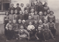 Village school in Květinov in November 1951. The schoolmaster was Mr. Doubek. In the last row, third from the left, Bedřich Hanauer Jr., his sister Marie just next to him
