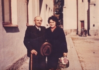 The encounter of Mrs. Růžena Hanauerová and Mr. Hojer, a farmer from Radňov. The Hojer family was forcibly removed to Krhanice