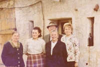 Ones were forcibly removed; another ones were forcibly removed to take their place. German family which had lived in the house in Andělka, to which the Hanauer family was forcibly removed. Second from the left, mother of Bedřich Hanauer Jr.