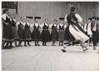Taneční vystoupení VSACANu, Miroslav Ekart první zprava, Strážnice, 1955