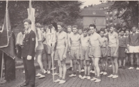 Spartakiáda v Ostravě, přibližně rok 1954. Jan Jurkas v davu mladíků jako třetí zleva (je vidět jen obličej)