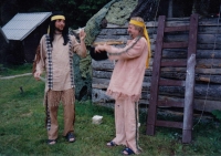 Na táboře Ondráš (Jaroslav Mikeš v převleku vpravo)
