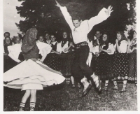 Taneční vystoupení VSACANu, Miroslav Ekart uprostřed, počátek 50. let