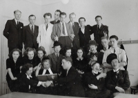 Conversion course for technical draftsmen (VUT Prague - Karlovo nam, 1943) - Pavel Holecek at the top right with his fingers to V. Head under his fingers was also a member of the Intelligence Brigade Vaclav Strnad, about which Pavel Holecek learned about it after the war.

