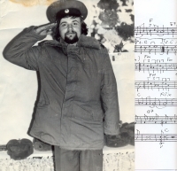 Recese Miroslava Kučery při návštěvě vojáků SSSR v adamovských strojírnách, kteří ochotně zapůjčili uniformu (1973)
