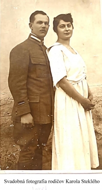 svadobná fotografia rodičov Karola Steklého